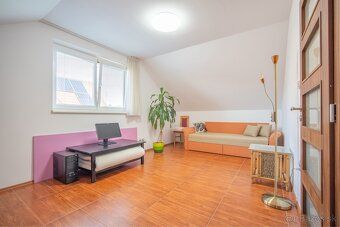 Na predaj priestranný 6-izbový rodinný dom s garážou, veľkou