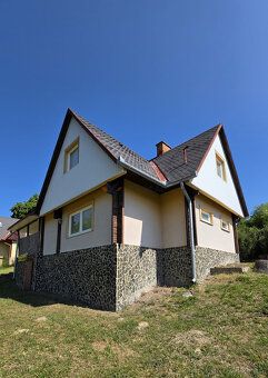 Ponúkame na predaj útulnú a vkusne zrekonštruovanú chatu v m