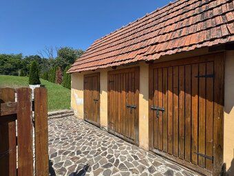 Na predaj veľký, samostatne stojaci dvojgeneračný rodinný do