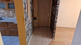 Predám trojizbový byt v meste Vráble, sídlisko Lúky, štvrté 