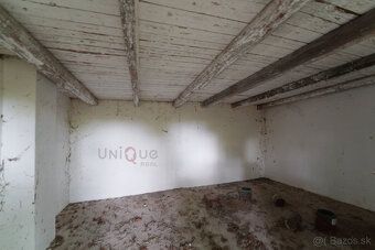 Ponúkame na predaj jedinečnú usadlosť situovanú pri obci Oko