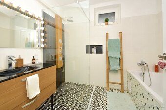 Tehlový dom bol postavený v roku 2014 na rovinatom 360 m2 po