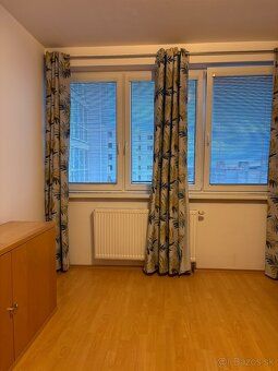 Exclusive opportunity to rent a spacious 5-room apartment in