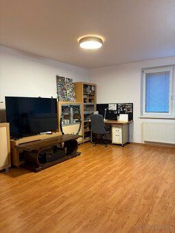 Exclusive opportunity to rent a spacious 5-room apartment in