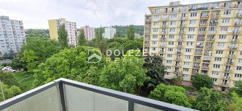 Ponúkame na predaj pekný VEĽKÝ 3-IZBOVÝ BYT s LODŽIOU a DVOM