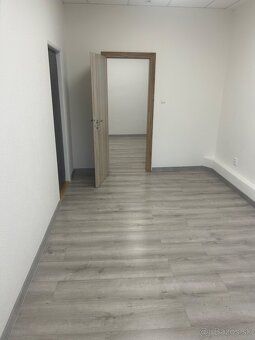PRENÁJOM OBCHODNÝCH A KANCELÁRSKYCH PRIESTOROV v budove na u