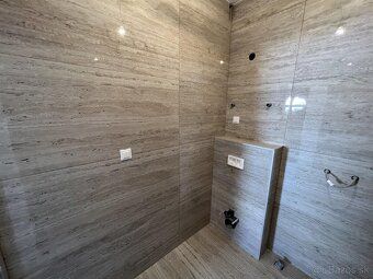 Tento priestranný byt s rozlohou 100 m2 sa nachádza v srdci 