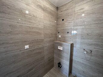 Tento priestranný byt s rozlohou 100 m2 sa nachádza v srdci 