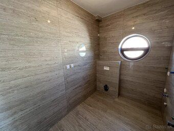 Tento priestranný byt s rozlohou 100 m2 sa nachádza v srdci 