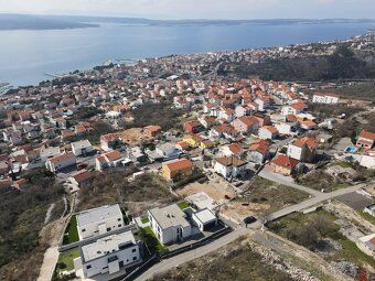 Predávame stavebný pozemok, na ktorom sa už začalo s výstavb