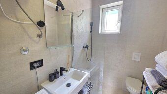 Dvojizbový byt v Crikvenici s rozlohou 159,40 m2 sa nachádza