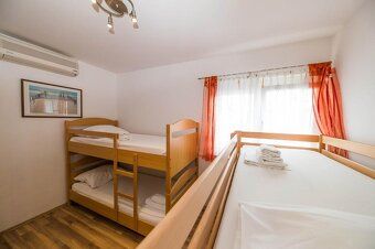Ponúkame krásny dom v Dramalj s celkom siedmimi apartmánmi, 