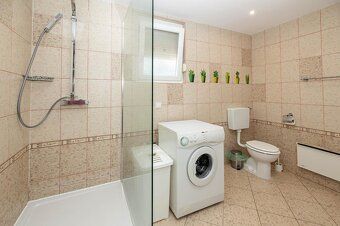 Ponúkame krásny dom v Dramalj s celkom siedmimi apartmánmi, 