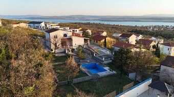 Nachádzajúci sa v tichej oblasti Jadranovo, tento priestrann