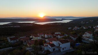 Nachádzajúci sa v tichej oblasti Jadranovo, tento priestrann