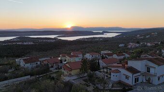 Nachádzajúci sa v tichej oblasti Jadranovo, tento priestrann