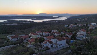 Nachádzajúci sa v tichej oblasti Jadranovo, tento priestrann