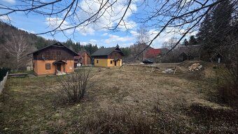 Pozemok sa nachádza v malebnej oblasti Fužine, obklopený prí