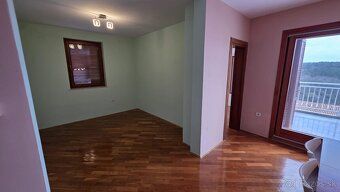 Tento moderný byt sa nachádza v malebnej oblasti Jadranovo v
