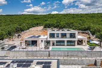 Základné informácie: Plocha: 296 m² Izby: 5 Lokalita: Kostre