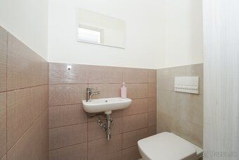 MODERNÉ BÝVANIE V SÚKROMÍ: 4-izb. byt v dvojdome so záhradou