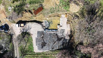 Stavebný pozemok o rozlohe 1 250 m² sa nachádza v malebnom m