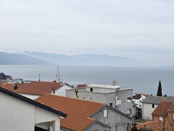 Tento moderný byt sa nachádza v malebnom meste Novi Vinodols