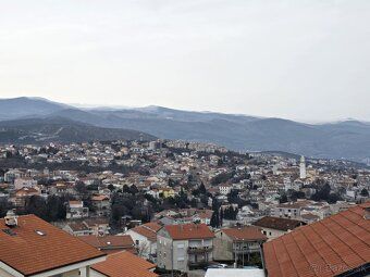Tento moderný byt sa nachádza v malebnom meste Novi Vinodols
