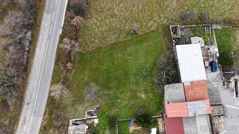 Stavebný pozemok s rozlohou približne 700 m² na predaj v Bri