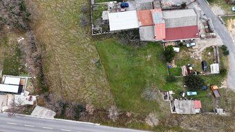 Stavebný pozemok s rozlohou približne 700 m² na predaj v Bri