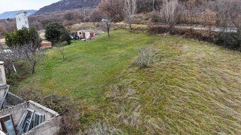 Stavebný pozemok s rozlohou približne 700 m² na predaj v Bri