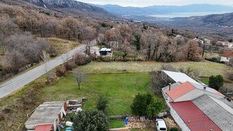 Stavebný pozemok s rozlohou približne 700 m² na predaj v Bri