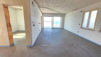 Základné informácie: Plocha: 120 m² Izby: 4 Poschodie: 1 Lok