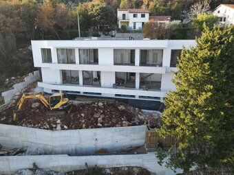 Základné informácie: Plocha: 420 m² Izby: 8 Lokalita: Mošćen