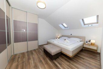 Moderný a priestranný dvojpodlažný apartmán na predaj, nachá