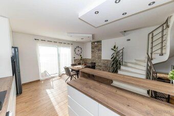 Moderný a priestranný dvojpodlažný apartmán na predaj, nachá