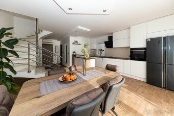 Moderný a priestranný dvojpodlažný apartmán na predaj, nachá