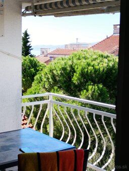 Tento moderný byt sa nachádza v srdci Novi Vinodolski, len p