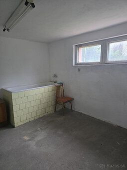 Prenájom priestranného rodinného domu (180 m² + suterén)
Hľa