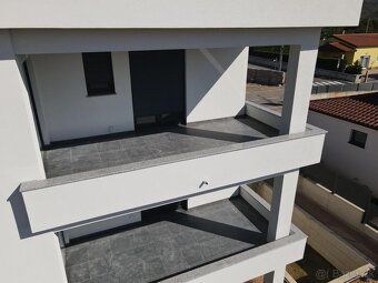 Základné informácie: Plocha: 334 m² Izby: 10 Lokalita: Krasi