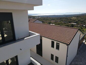 Základné informácie: Plocha: 334 m² Izby: 10 Lokalita: Krasi
