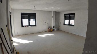 Základné informácie: Plocha: 334 m² Izby: 10 Lokalita: Krasi