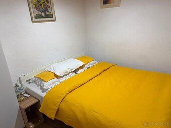 Apartmán na 2. poschodí pozostáva z vstupného dvora s grilom