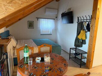 Apartmán na 2. poschodí pozostáva z vstupného dvora s grilom