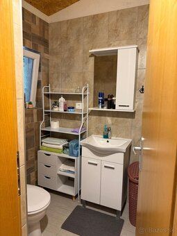 Apartmán na 2. poschodí pozostáva z vstupného dvora s grilom