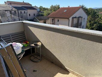 Tento moderný byt sa nachádza v pokojnej oblasti Viškovo, le
