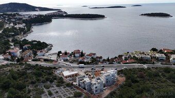 Tento priestranný byt sa nachádza v malebnej oblasti Primošt