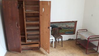 Ponúkame na predaj samostatne stojaci 4-izbový rodinný dom s