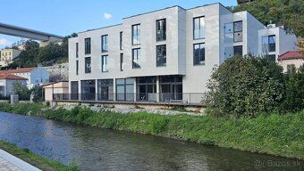 V srdci Crikvenice, hneď vedľa rieky, ktorá mestu dodáva jeh
