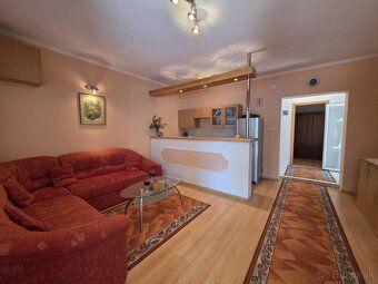 Predávame dvojpodlažný dom na pozemku o rozlohe 345 m². Dom 